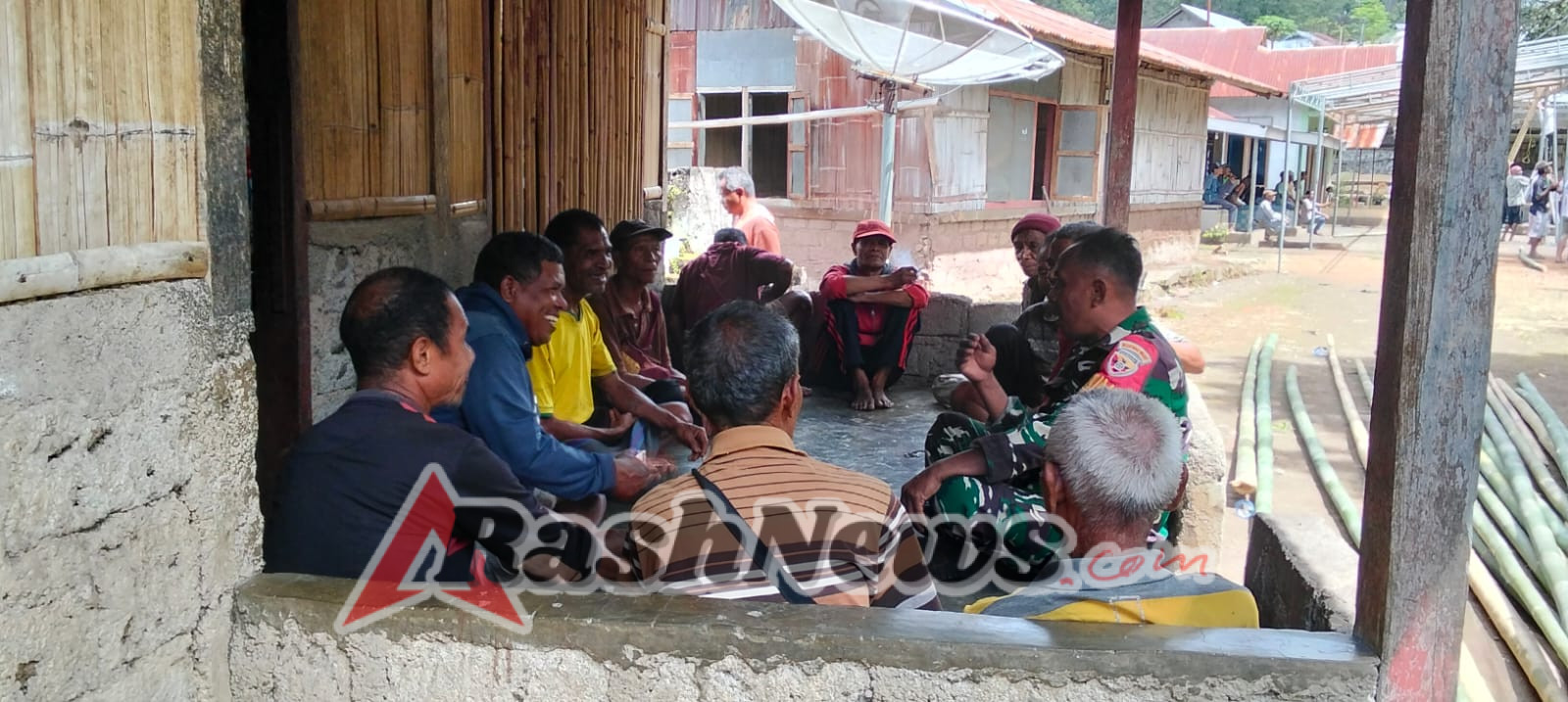 Wujudkan Stabilitas Wilayah, Babinsa 1602/Ende Gencarkan Komsos di Desa Binaan