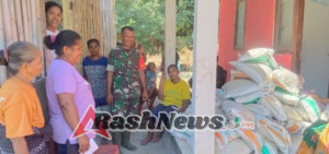 Babinsa Sertu Densius Berno Dampingi Masyarakat dalam Penyaluran Bantuan Beras Pemerintah