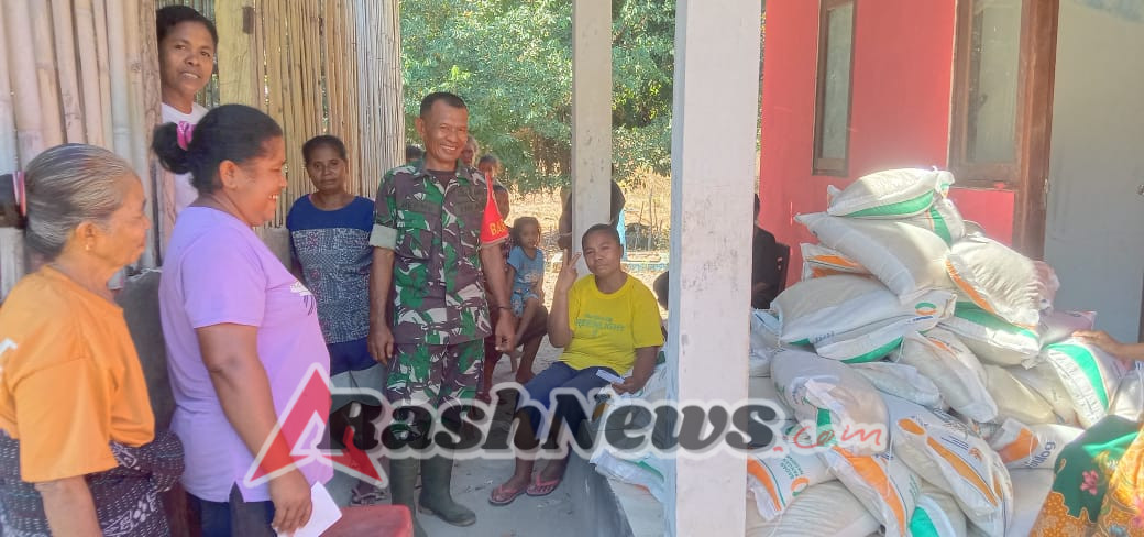 Babinsa Sertu Densius Berno Dampingi Masyarakat dalam Penyaluran Bantuan Beras Pemerintah