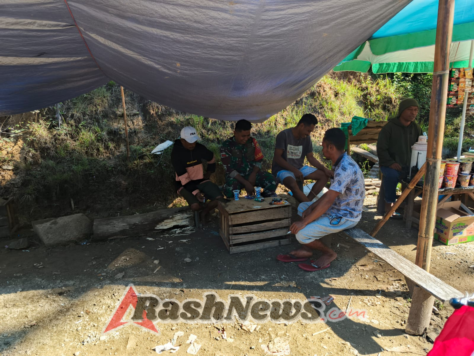 Babinsa Ende Gencarkan Kegiatan Monitoring dan Komunikasi Sosial untuk Wujudkan Rasa Aman