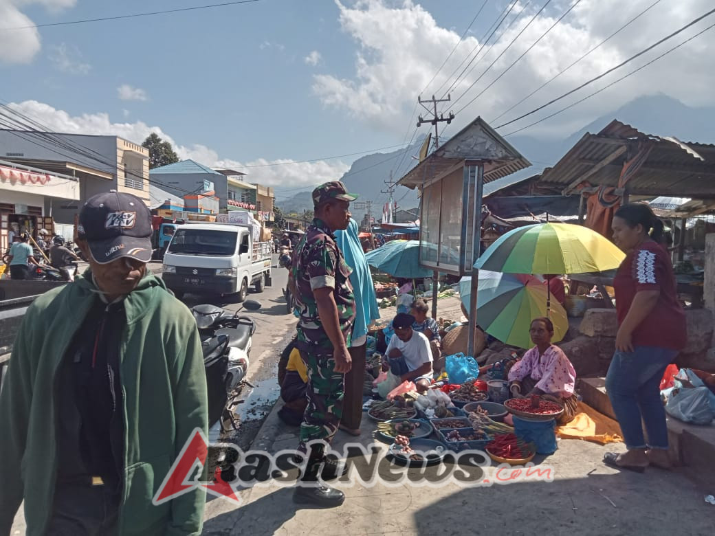 Babinsa Ramil 1602-01 Pastikan Keamanan Pasar Wolowona Saat Aktivitas Jual Beli