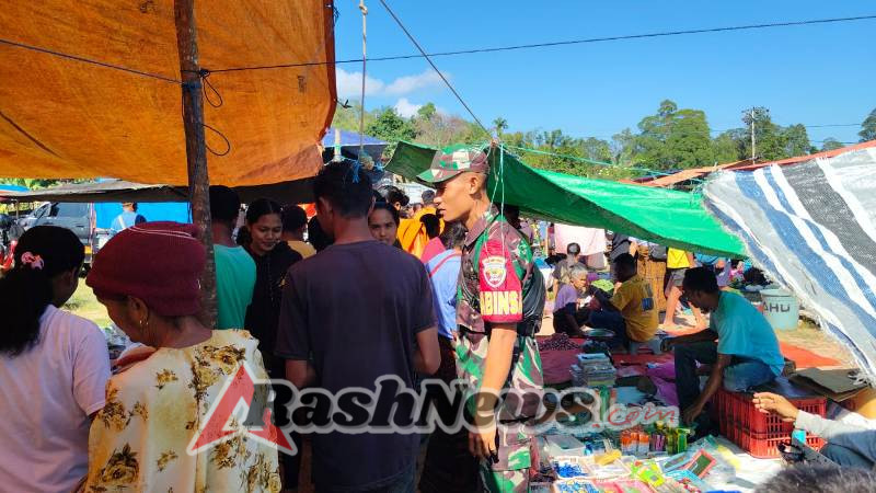 Bangun Kemanunggalan TNI-Rakyat, Babinsa Maurole Terjun Langsung di Aktivitas Pasar