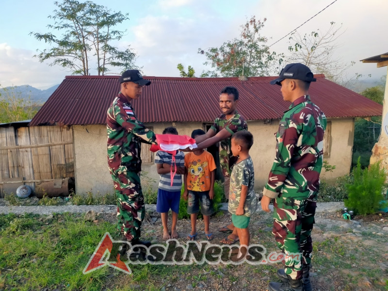 Pos Laktutus Bagikan Bendera Merah Putih Kepada Warga Dusun Fatuleno, Sambut HUT RI ke 80
