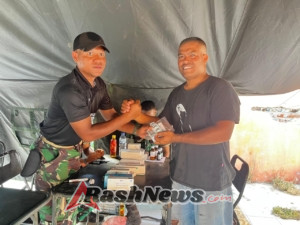 Nagekeo-Dalam rangka memperingati Hari Ulang Tahun ke-80 Kemerdekaan Republik Indonesia, Kompi Kesehatan Yonif TP 834/WM menyelenggarakan kegiatan Cek Kesehatan Gratis (CKG) bagi masyarakat, Sabtu (16/8/2025) di Pasar Kota Danga.  Kegiatan yang terbuka untuk umum ini mendapat sambutan antusias dari warga sekitar. Sejumlah layanan kesehatan diberikan secara cuma-cuma, mulai dari pemeriksaan tekanan darah, cek kadar gula, kolesterol, hingga konsultasi kesehatan langsung dengan tenaga medis. Selain itu, warga juga mendapat layanan pengukuran berat badan dan tinggi badan, serta edukasi pola hidup sehat.  Menariknya, dalam kegiatan tersebut Kompi Pertanian Yonif TP 834/WM turut membagikan sayur hasil panen sendiri sebagai bentuk dukungan terhadap pemenuhan gizi masyarakat.  Komandan Kompi Kesehatan Yonif TP 834/WM menegaskan bahwa tujuan utama kegiatan ini adalah meningkatkan kesadaran masyarakat akan pentingnya menjaga kesehatan sejak dini, sekaligus memberikan edukasi agar masyarakat lebih peduli terhadap kondisi tubuhnya.  “Dengan pemeriksaan rutin, potensi penyakit dapat diketahui lebih cepat sehingga penanganannya juga lebih efektif. Kami berharap masyarakat bisa lebih proaktif menjaga kesehatan serta menerapkan pola hidup sehat sehari-hari,” ujarnya.  Melalui kegiatan ini, Yonif TP 834/WM berkomitmen terus hadir dan berkontribusi positif dalam meningkatkan kesejahteraan masyarakat, sejalan dengan semangat kemerdekaan Republik Indonesia.  (Papen Yonif TP 834/WM)