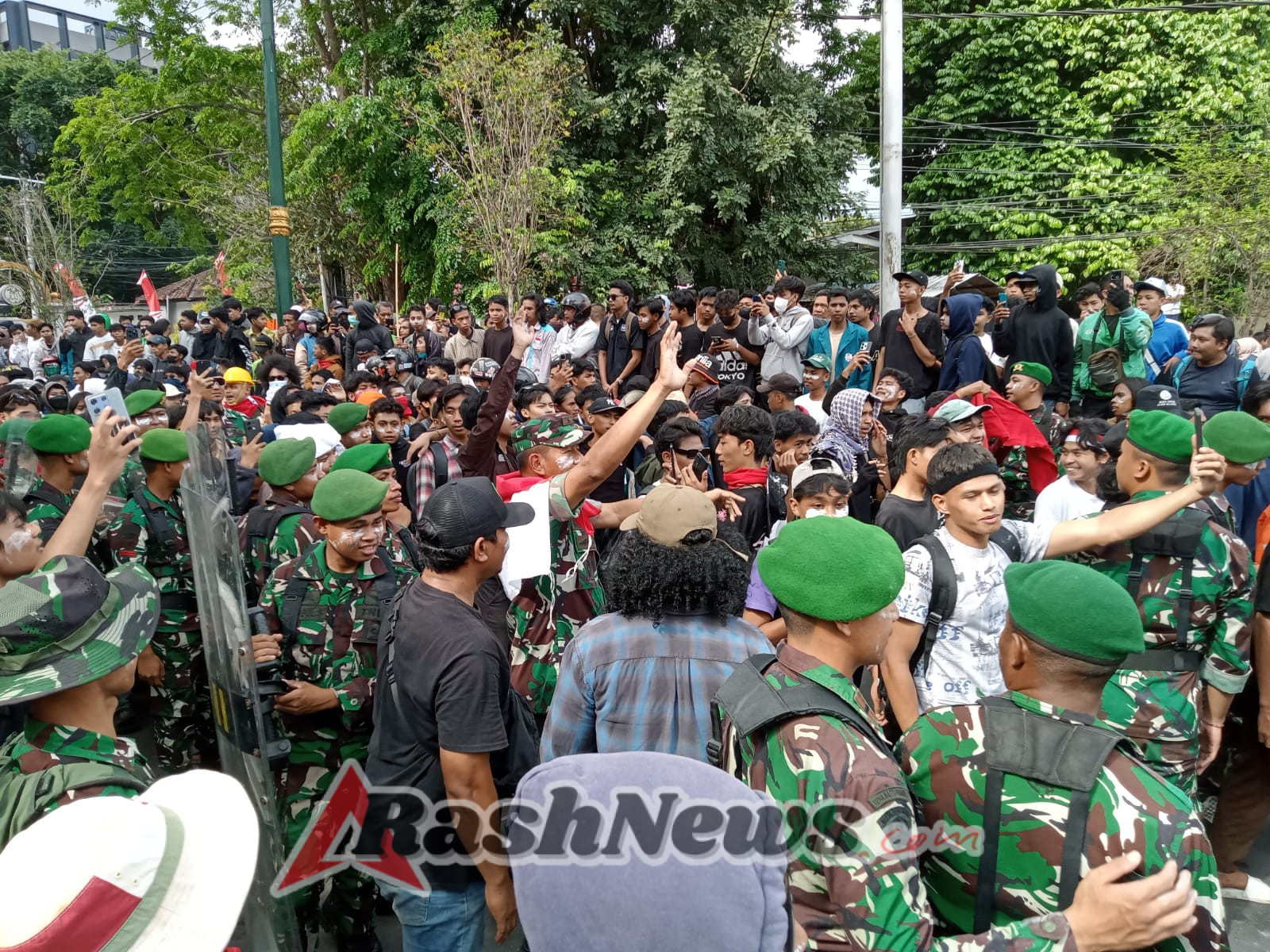 Letkol Inf Nyarman Hentikan Tindakan Anarkis Saat Demo