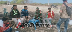 Babinsa dan Polsek Rote Timur Kawal Pembersihan Tambak Garam di Tiga Kecamatan