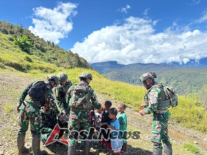 Satgas Yonif 743/PSY Patroli Sekaligus Tebar Keceriaan di Kampung Talilime