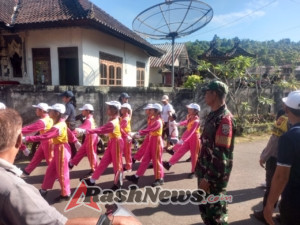 Danramil Busungbiu Buka Lomba Gerak Jalan: Perkokoh Kebersamaan TNI dan Warga dalam Rangka Pengamanan dan Perayaan HUT ke-80 RI.