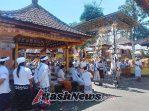 Sinergitas Babinsa, Bhabinkamtibmas, dan Pecalang Jaga Kelancaran Upacara Adat di Desa Suwat