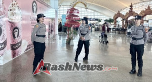Polwan Humanis Sambut Penumpang dengan Senyum di Bandara Ngurah Rai