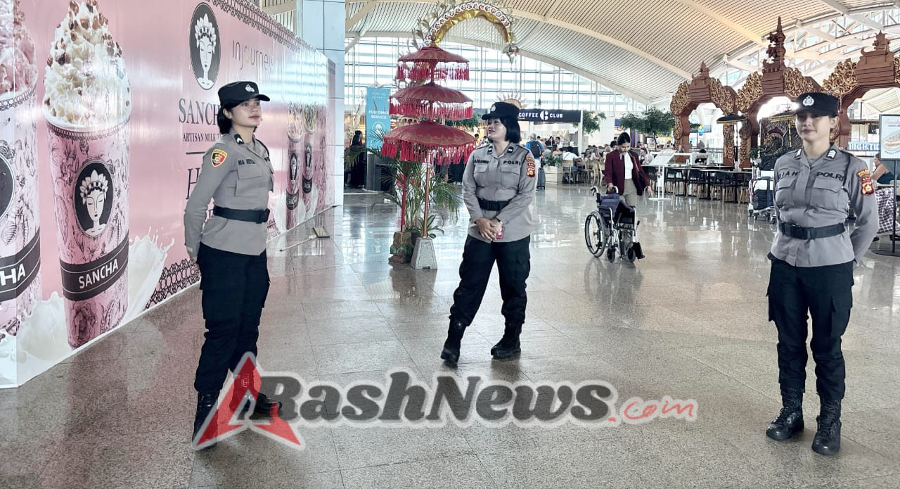 Polwan Humanis Sambut Penumpang dengan Senyum di Bandara Ngurah Rai