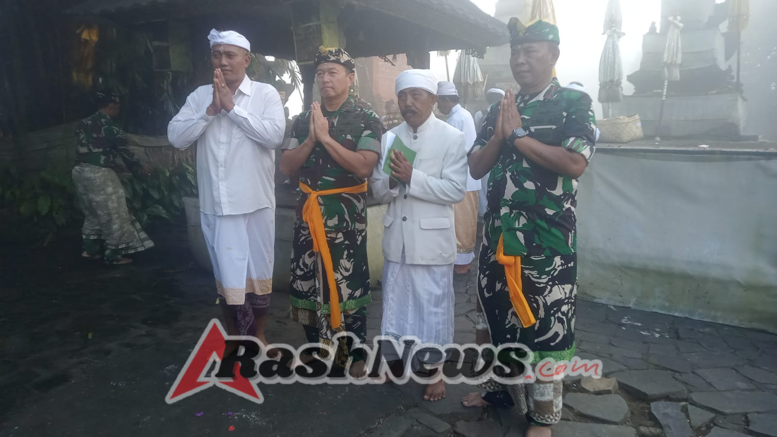 Mengawali penugasan sebagai pejabat baru, Dandim 1623/Karangasem dampingi Pangdam IX/Udy melaksanakan wisata religi