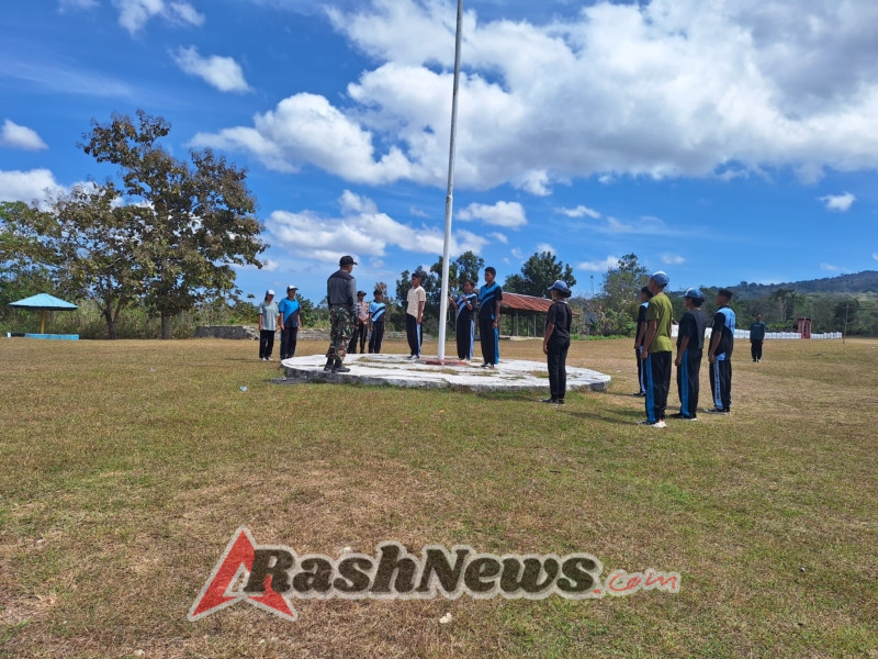 Babinsa dan Anggota Polsek Nunpene Latih Paskibra SMA Binino untuk HUT RI ke-80 di Kecamatan Bikomi Tengah