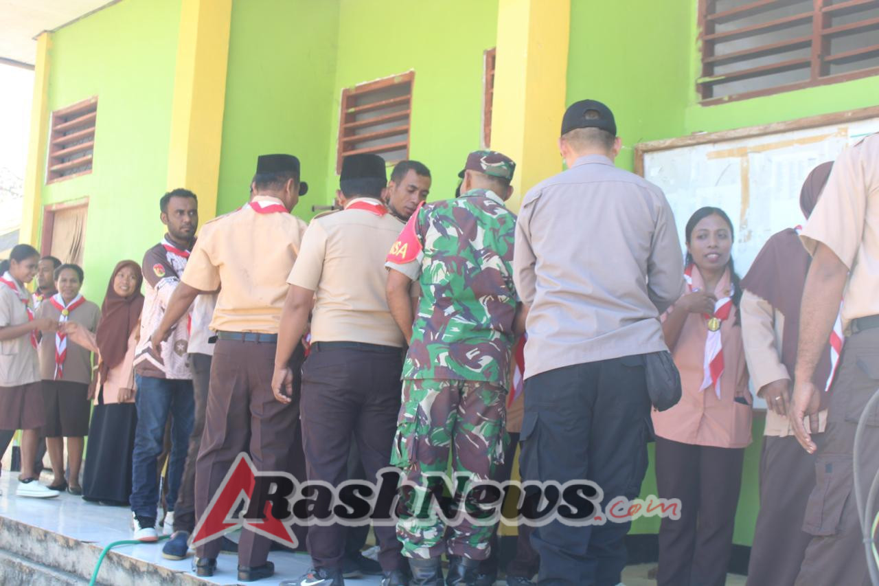 Babinsa Hadiri Penutupan Perkemahan HUT ke-64 Gerakan Pramuka di SMA Negeri 1 Balauring