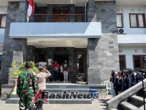 Kontribusi Nyata TNI Di Wilayah, Babinsa Nyalian Ikut Serta Geladi Upacara 17 Agustus