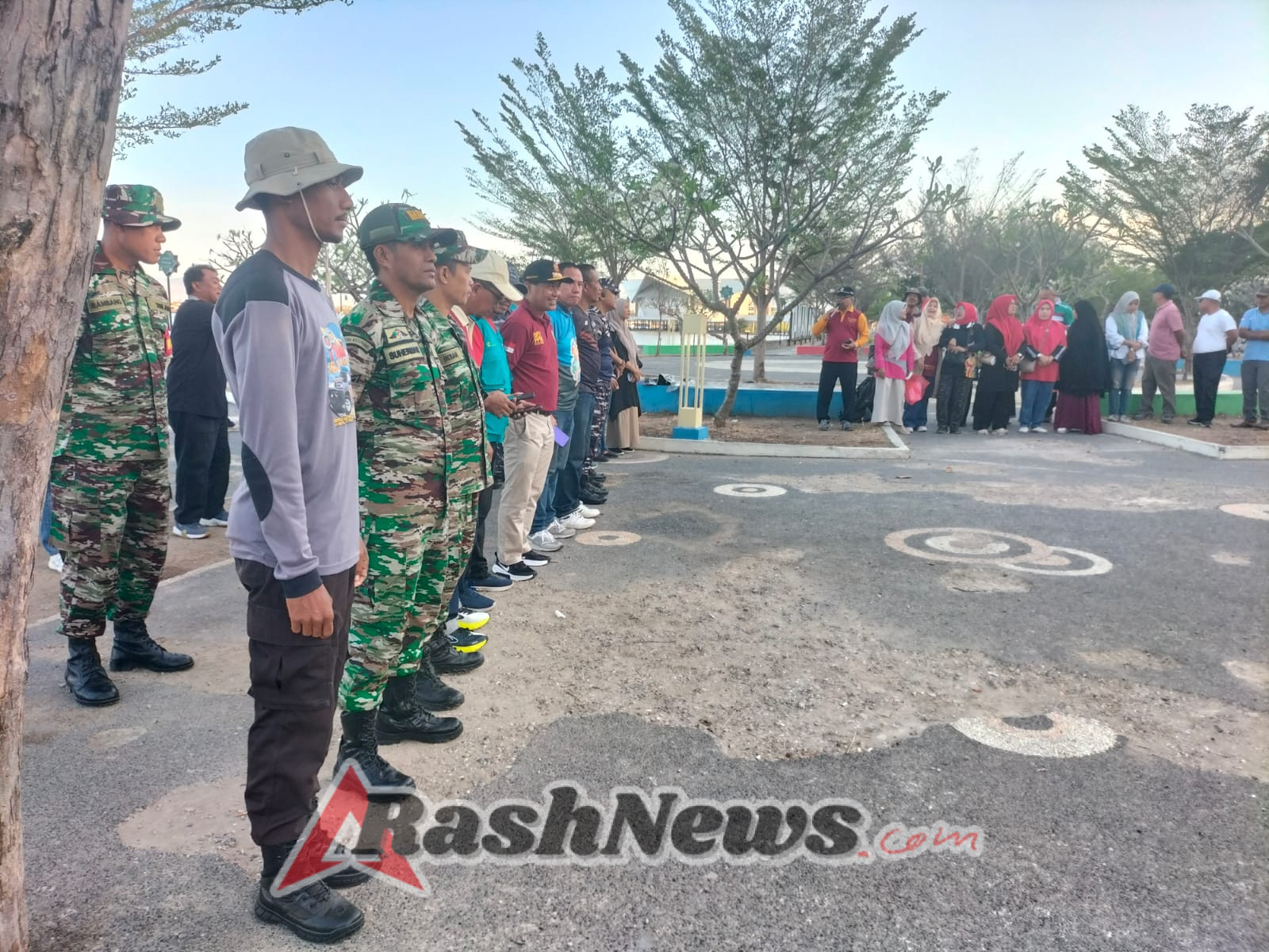 Kolaborasi TNI-Polri, Pemkot Bima, dan Alumni SPK Bersihkan Taman Amahami