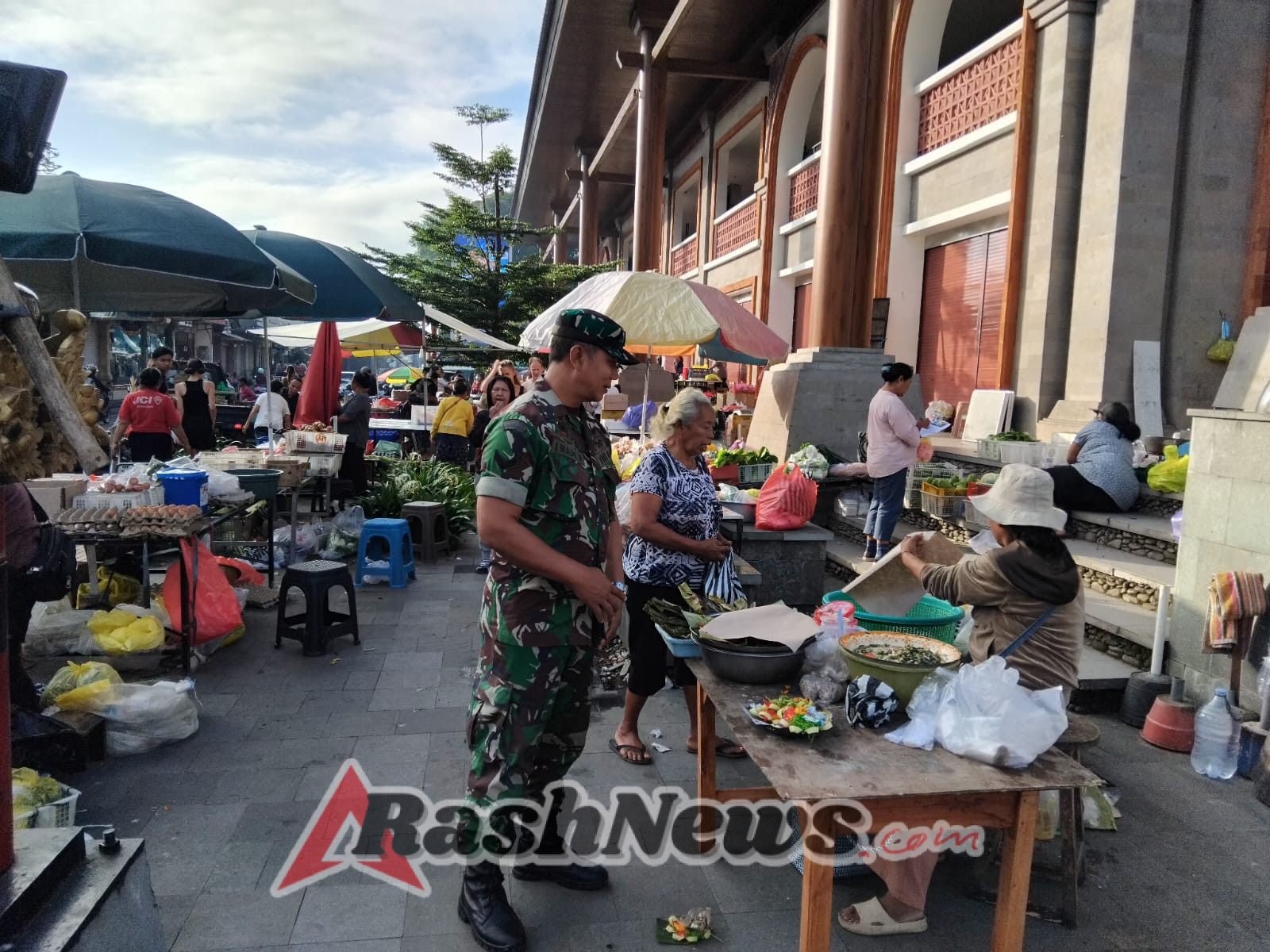 Wujudkan Ubud Tertib dan Nyaman, Babinsa Mas Kawal Langsung Operasi Gabungan