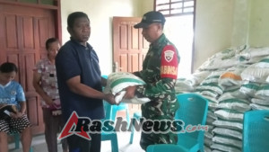 Sinergi Babinsa dan Pemerintah: Monitoring Pembagian Bantuan Beras di Desa Rubit