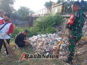 Babinsa dan Masyarakat Sikka Bersatu Jaga Kebersihan Lingkungan, Karya Bakti Pembersihan Sampah Berlangsung Lancar