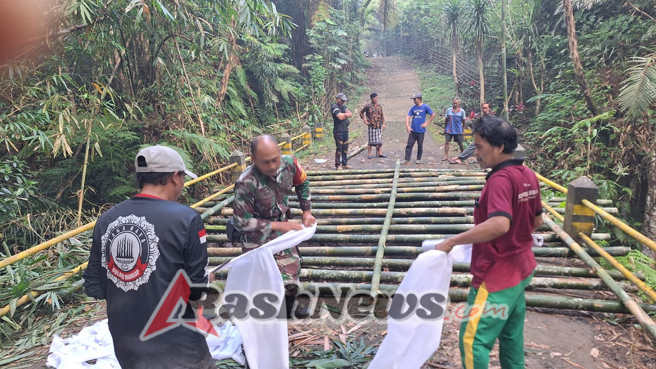 Atasi kesulitan rakyat, Babinsa Desa Duda Utara bantu warga perbaiki jalan terputus dengan material bambu.