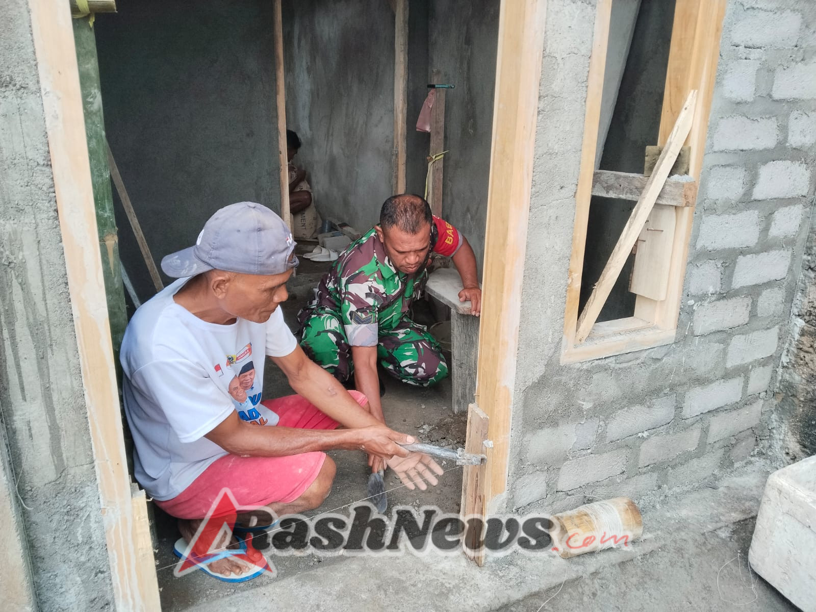 TNI Bersama Warga Ndao Gotong Royong Bangun Rumah, Jaga Stabilitas Wilayah Binaan