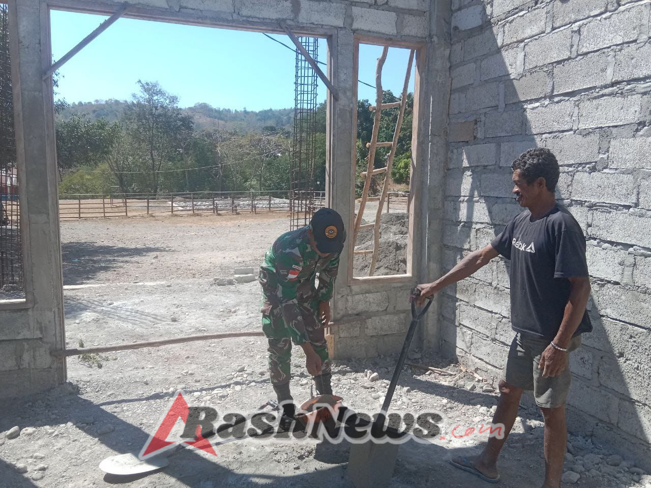 Satgas Pamtas Yonarhanud 15/DBY Ringankan Beban Warga Perbatasan dengan Bantu Pembangunan Rumah