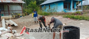 Sertu Jonisius Alfridus Nahak Bantu Warga Bangun Fondasi Rumah di Desa Fatuana