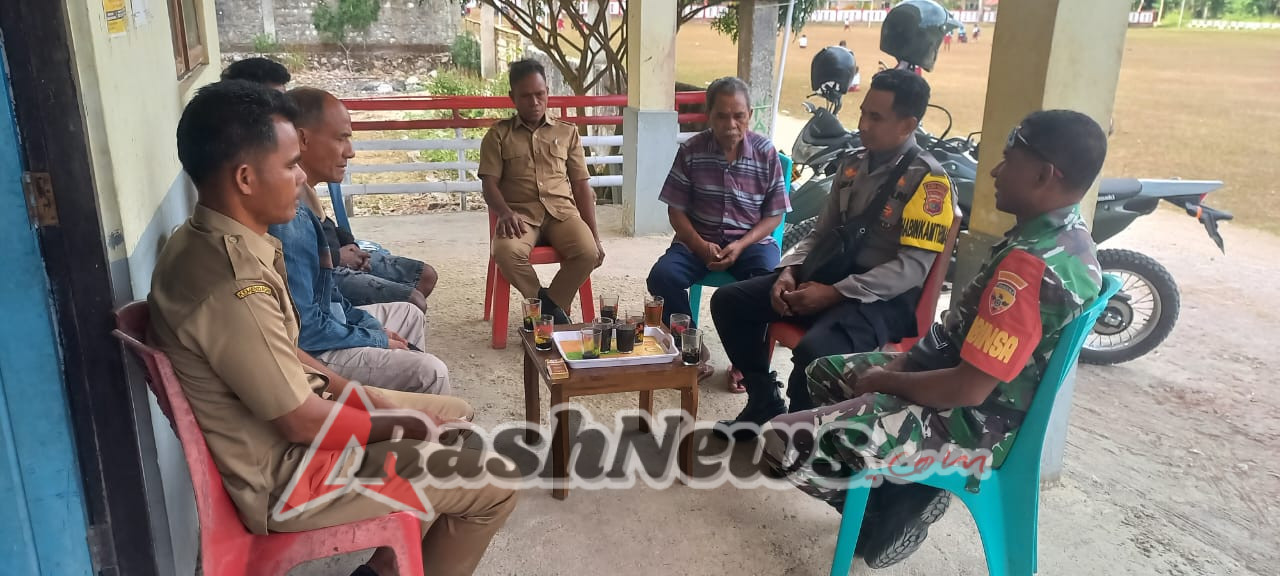 Babinsa dan Bhabinkamtibmas Gelar Komsos dengan Aparat Desa Ubu Pede