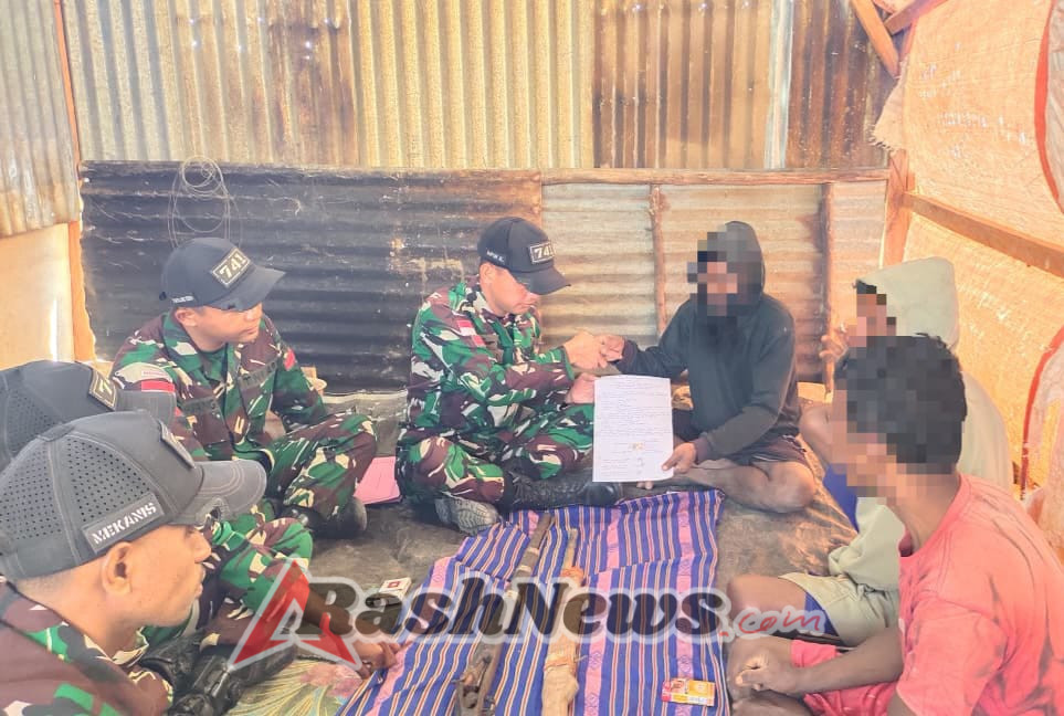 Belu – Satgas Yonif 741/GN Pos Fohululik Kembali Dapatkan Senjata Springfield dan Rakitan di Dusun Fohululik, Desa Lutharato , Kecamatan Lamaknen Selatan, Kabupaten Belu. Rabu (27/08/2025).  Danpos Fohululik Serka I Gede Prema Narayana bersama anggotanya kembali mendapat penyerahan dua pucuk senjata jenis Springfield dan Rakitan secara sukarela oleh masyarakat Desa Lutharato atas partisipasi aktif Pos Fohululik dalam kegiatan kemasyarakatan selama bertugas di daerah perbatasan.   Inisial EBH (41 tahun) masyarakat Desa Lutharato dengan sukarela tanpa paksaan menyerahkan senjata peninggalan dari orang tuanya yang merupakan pejuang pada saat perpecahan Indonesia dan Timor Leste sebagai ucapan terimakasih atas budi baik anggota Pos Fohululik dalam setiap kegiatan bersama masyarakat di sekitar teristimewa telah merehab rumah miliknya.   Melalui beragam kegiatan Pos Fohululik yang selalu terlibat aktif dalam kegiatan kemasyarakatan baik itu teritorial dan komunikasi sosial, sehingga EBH penuh kepercayaan menyerahkan kedua pucuk senjata tersebut, hingga kini telah diamankan di Pos Fohululik selanjutnya akan diserahkan ke Makosatgas dan dilaporkan ke Komando atas untuk ditindaklanjuti.  KERJA TUNTAS DI TAPAL BATAS  LAKSANAKAN TUGAS DENGAN TULUS DAN IKHLAS  GARUDA BERHASIL
