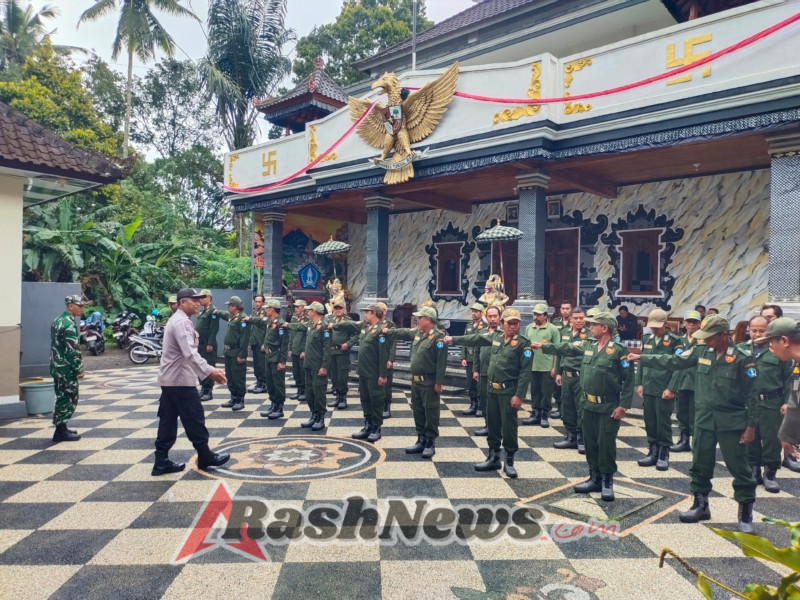 Linmas Desa Duda Timur mendapatkan pelatihan PBB oleh Babinsa 1623-06/Selat.