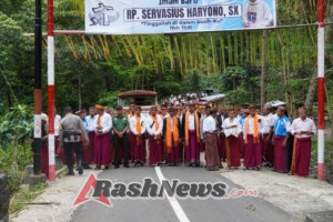 TNI dan Umat Paroki Narang Bersatu dalam Sukacita Penyambutan Pater Servasius