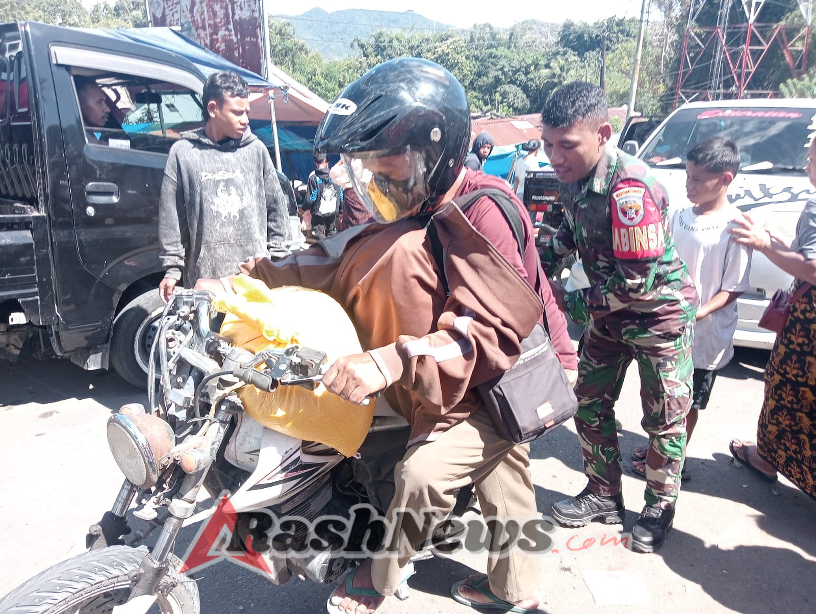 Babinsa Koramil 1602-03 Detusoko Jalankan Monitoring Wilayah dengan Lancar