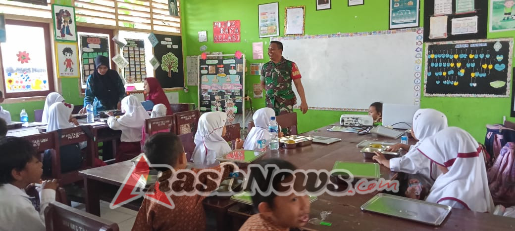 Babinsa Daha Aktif Dampingi Penyaluran Makan Siang Bergizi di Hu’u