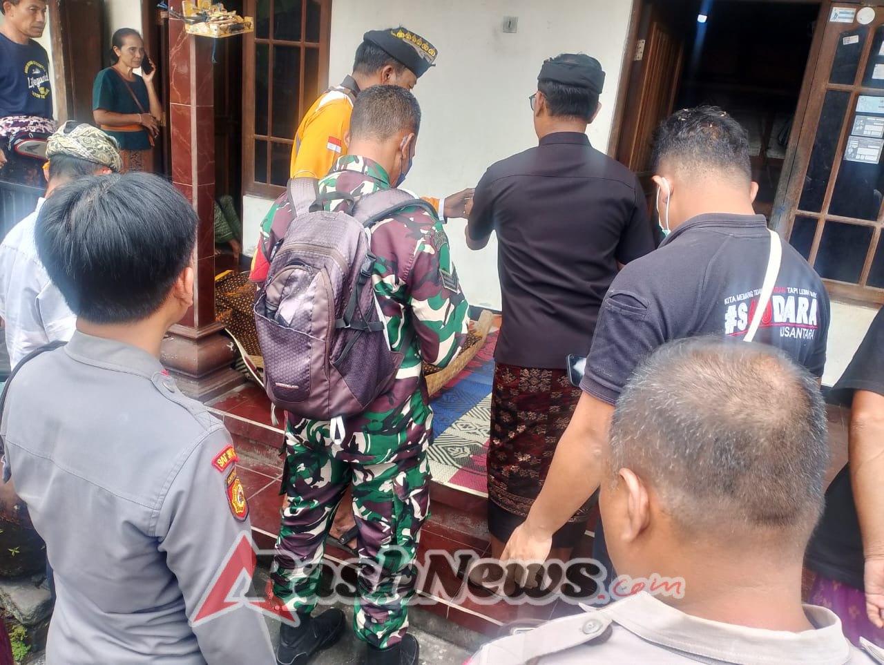 Peduli keselamatan warga, Babinsa 1623-06/Selat datangi lokasi kejadian gantung diri.