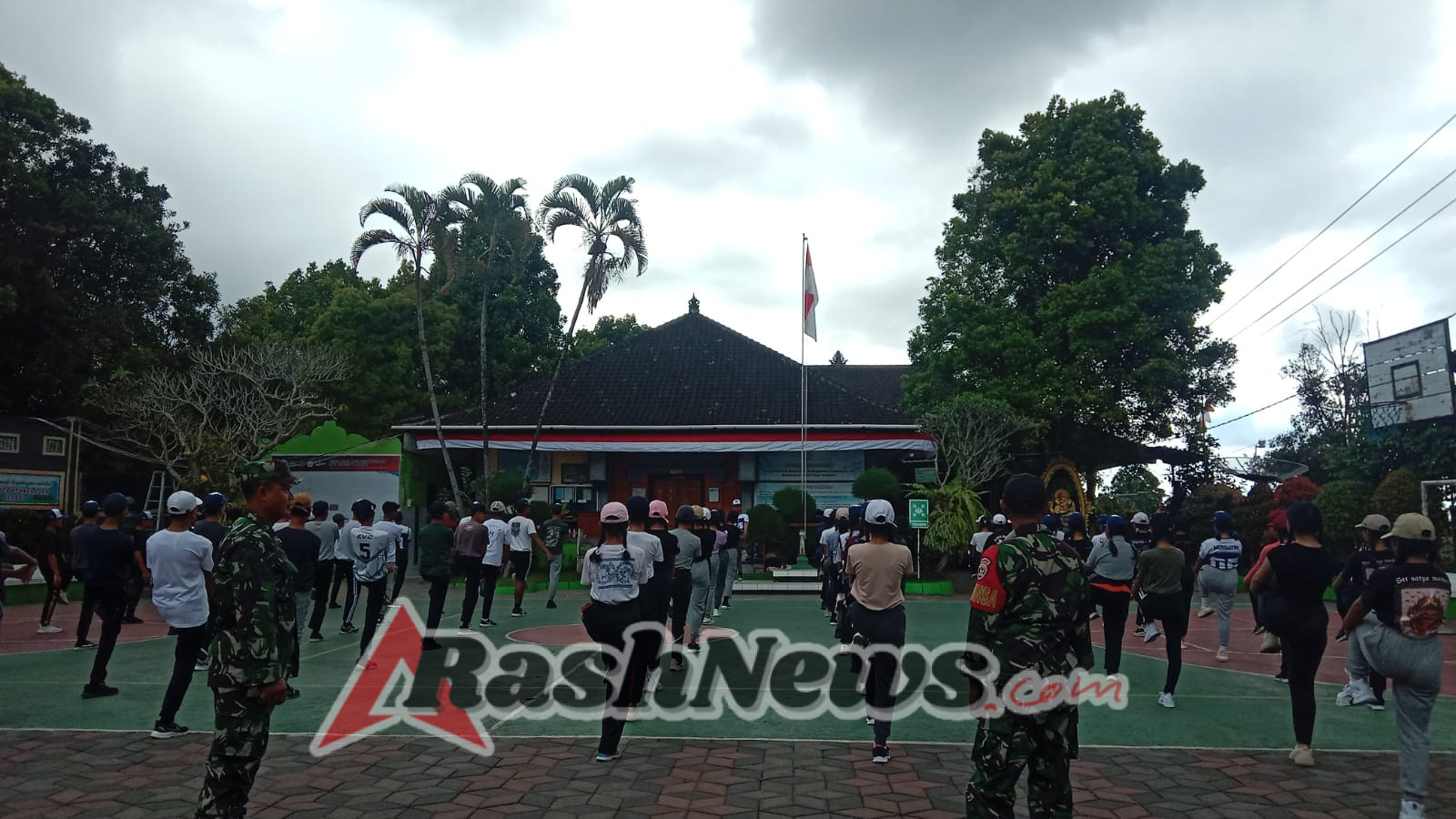 Empat Peleton Siswa Dibina Babinsa untuk Tampil Gagah di Lomba Gerak Jalan Kecamatan
