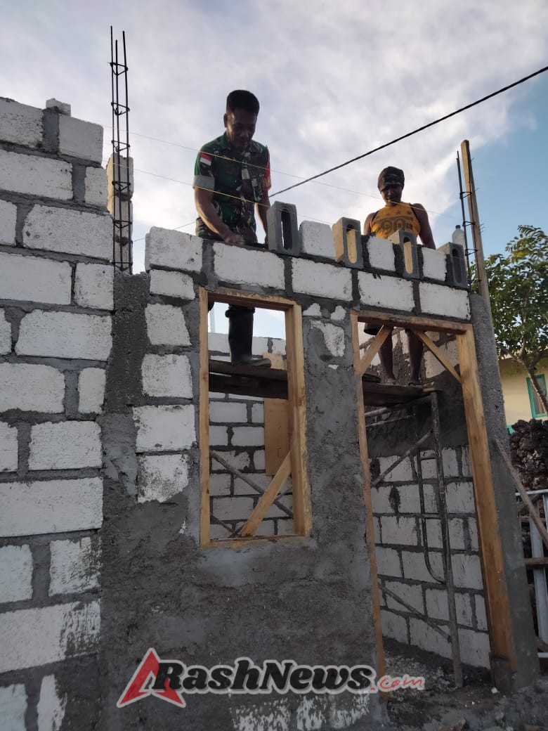Babinsa Koramil 01/Ba’a, Peduli Kepada warga Babinsa Bantu Bangun Rumah.