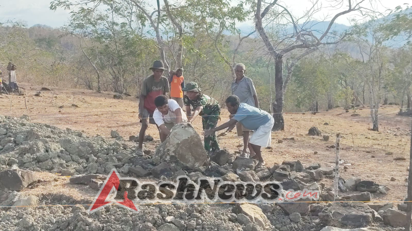 Satgas Pamtas dan Yayasan JPCC Foundation Bangun MCK Untuk Masyarakat Kananael