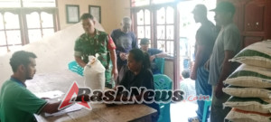 Babinsa Koramil 1603-02/Talibura Kawal Distribusi Beras Ke 378 KK Desa Waibleler.