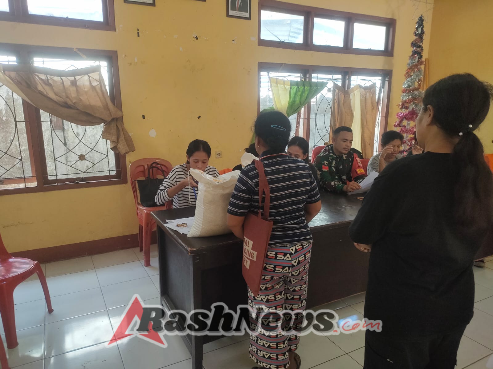 Bantuan Pangan Beras untuk 336 Penerima Manfaat di Kelurahan Kota Baru Disalurkan, Babinsa Turut Kawal.