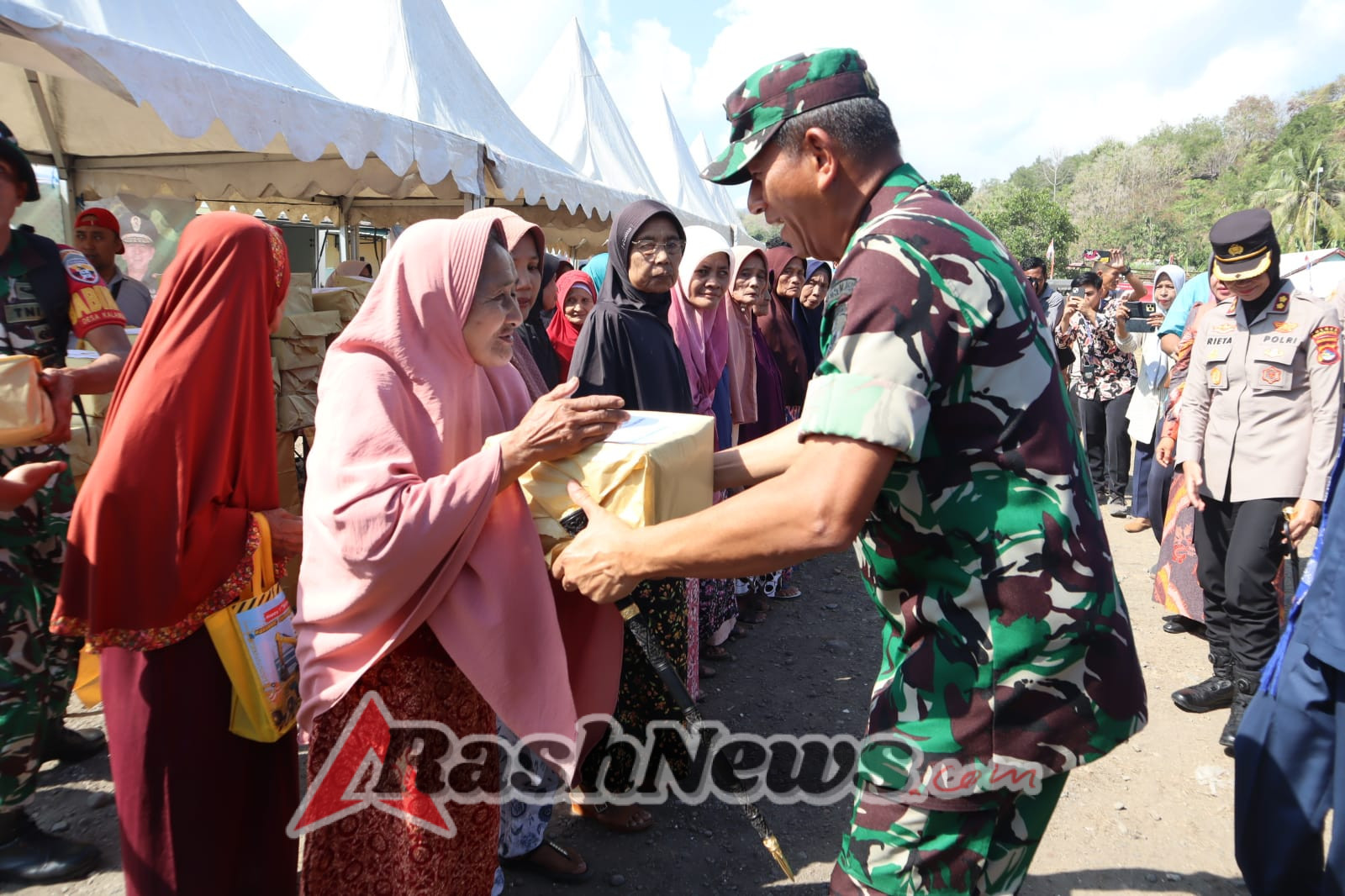 ‎Danrem 162/Wira Bhakti Bersama Forkopimda Serahkan Bantuan untuk Lansia di Desa Kalabeso
