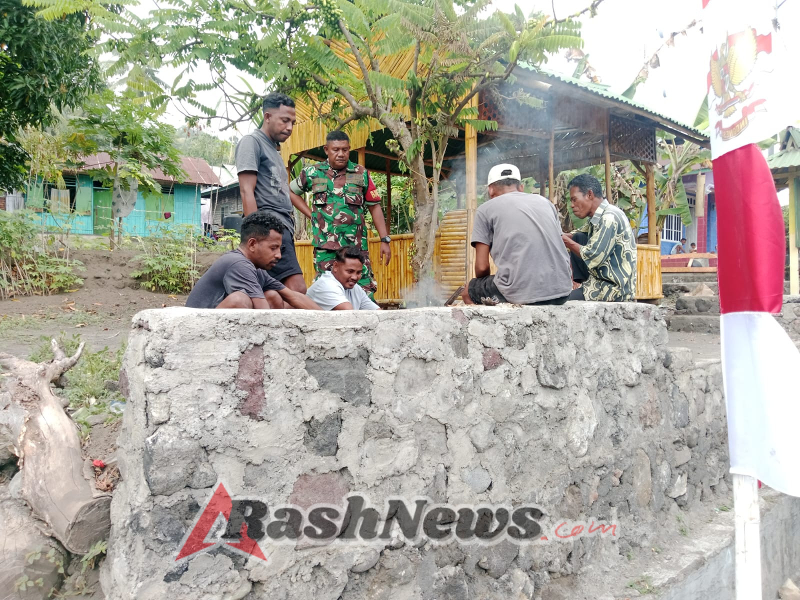 Babinsa Ramil 1602-01/Ende Lakukan Komsos untuk Perkuat Kemanunggalan TNI-Rakyat di Dusun Pu’ufeo