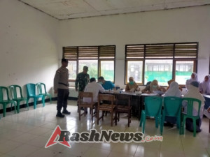 Babinsa Labangka Dampingi UPT Puskesmas Gelar Pemeriksaan Kesehatan di SMKN Labangka