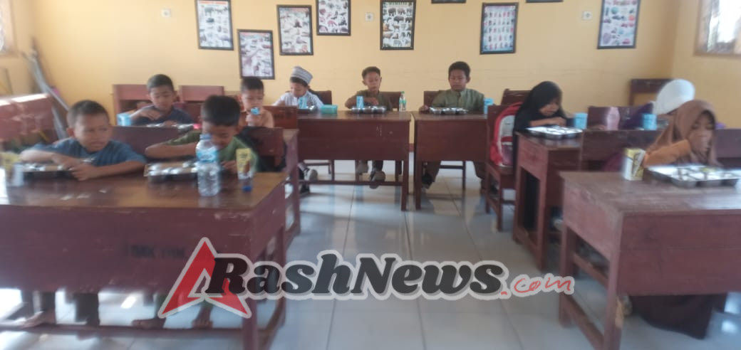 Babinsa Koramil 1614-01 Dompu Kawal Penyaluran Gizi Nusantara