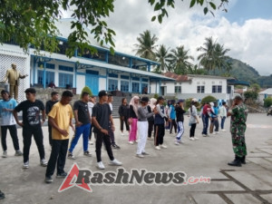 Persiapan Defile HUT RI, Babinsa Koramil 1602-01/Ende Latihan Serentak di Unflor Ende