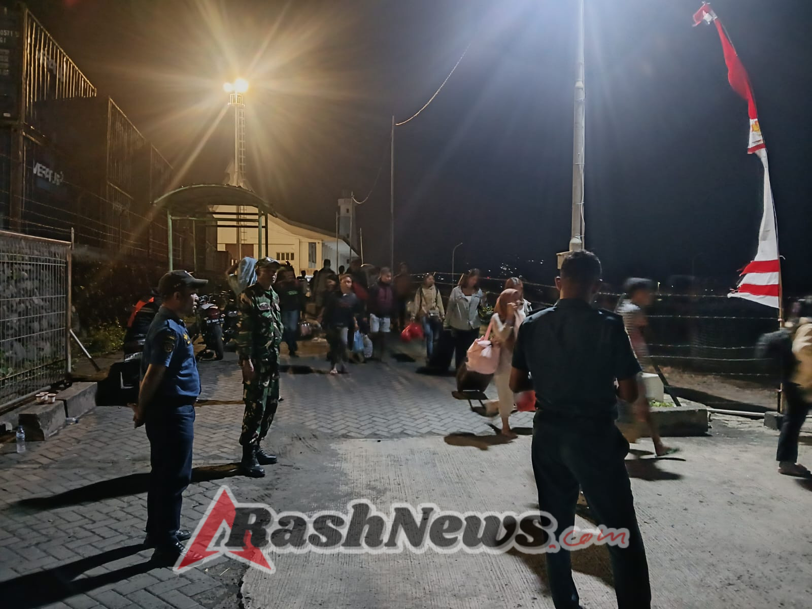 Babinsa Ende Bersinergi dengan Instansi Terkait Amankan Kapal Darma Rucitra VIII