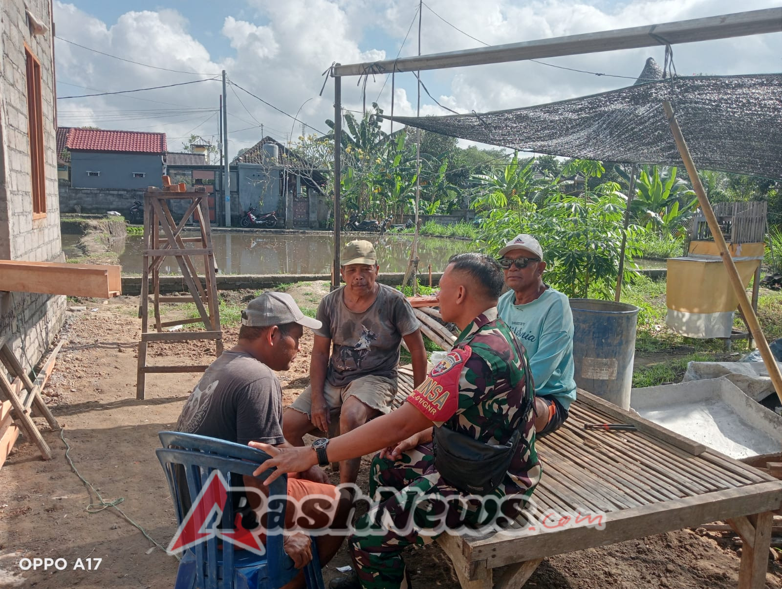 Komsos Babinsa Lebih Bersama Warga Wujudkan Situasi Nyaman dan Tertib