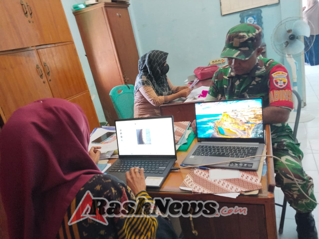 Babinsa Kodim 1602/Ende Sinergi Bersama Staf Desa Tingkatkan Kondusifitas Wilayah