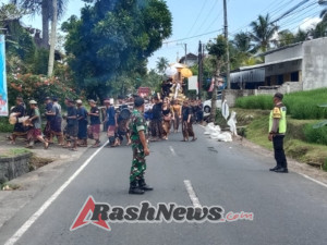 Pengamanan Babinsa, Bhabinkamtibmas dan Pecalang Sukseskan Upacara Ngaben Warga Binaan