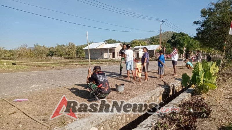 Satgas Yonif 741/GN dan Warga Tulakadi Pasang Umbul-Umbul Sambut HUT ke-80 RI