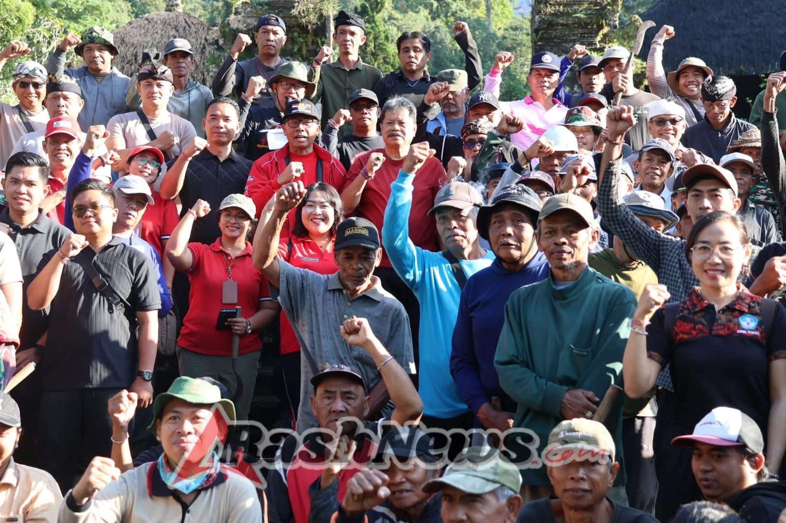 Langkah Nyata Pelestarian Alam, Wabup Dirga Turun Langsung Bersihkan Hutan Batukau
